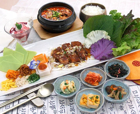 ご飯と複数の副菜を添えた韓国料理の定食