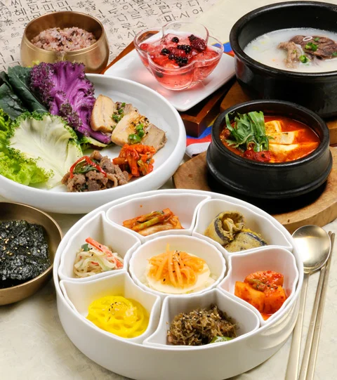 複数の韓国料理と副菜が並ぶ食卓を上から見た写真