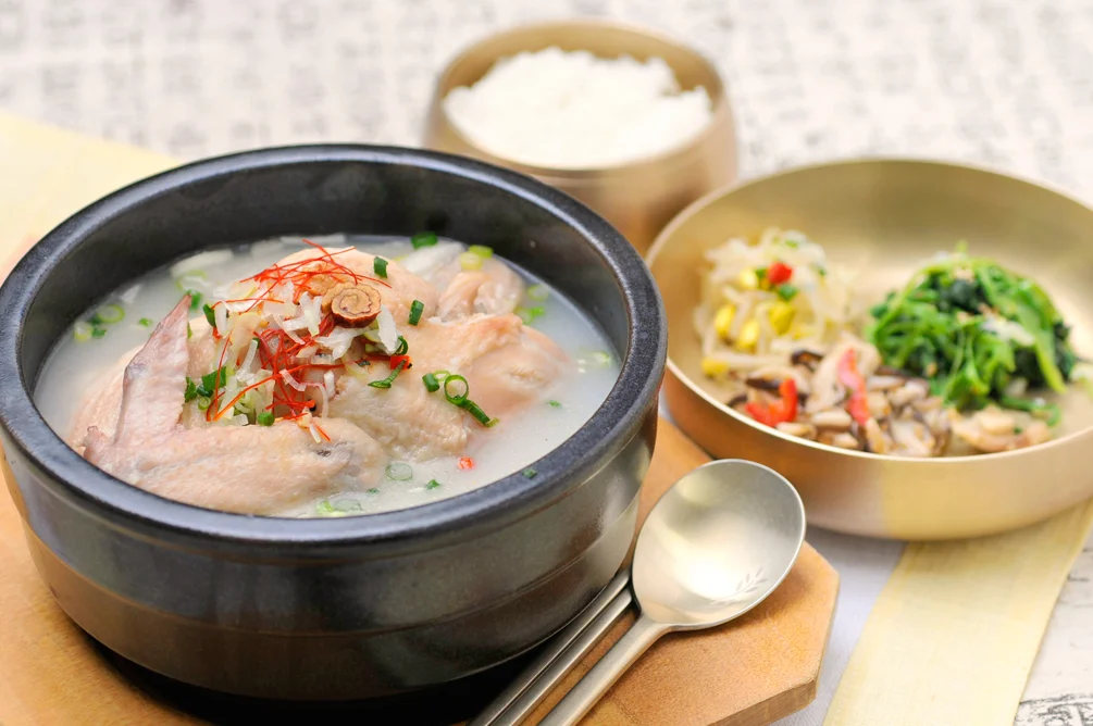 土鍋に盛られた参鶏湯と小鉢の副菜