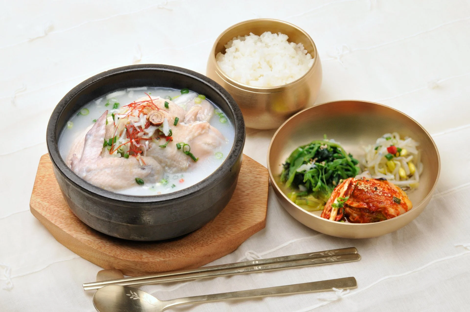 複数の韓国料理と小皿が並ぶテーブル