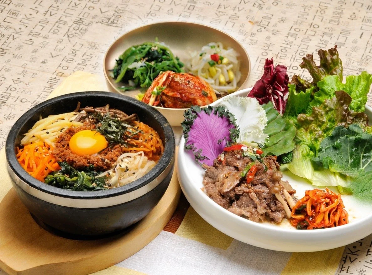 黒い器に盛られた韓国料理の定食